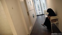 Penginapan ini juga dilengkapi dengan berbagai fasilitas communal area seperti pantry yang telah dilengkapi dengan peralatan makan dan microwave yang dapat dimanfaatkan oleh para pengunjung yang menginap di hotel kapsul tersebut.
