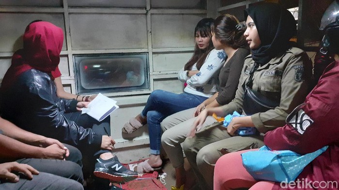 Belasan remaja diamankan dalam razia yang dilakukan Satpol PP dan Dinsos Makassar di malam valentine (MN Abdurrahman/detikcom)