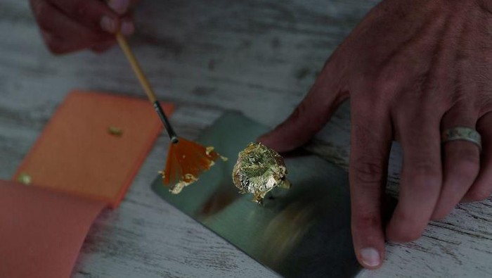 Chefs prepare chocolate while attempting to set a Guinness World Record for the largest chocolate coin in Caracas on October 1, 2015.     AFP PHOTO/JUAN BARRETO