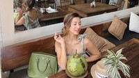 Wanita yang hobi olahraga ini memilih segarkan dahaga dengan minuman alami. Ia terlihat sangat sering minum air kelapa. Foto: Instagram jenniferbachdim