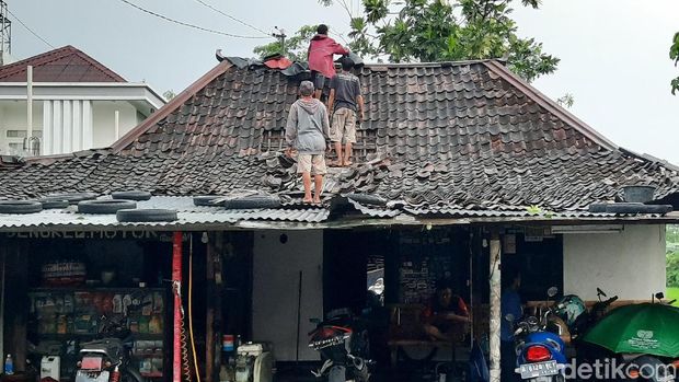 Penampakan pohon tumbang di Sleman: tutup akses jalan Magelang KM 9 dan timpa rumah