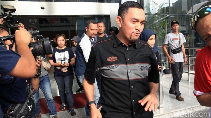 Wakil Ketua Komisi III DPR, Ahmad Sahroni diperiksa penyidik KPK selama dua jam. Crazy Rich Tanjung Priok itu tersenyum saat meninggalkan gedung KPK.
