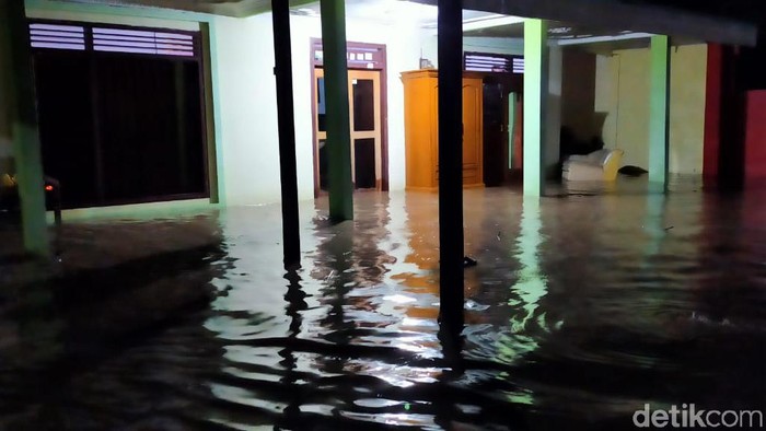 Warga Dukuh Ngambakan, Desa Bangunsari, Kecamatan Sukorejo panik. Banjir melanda hingga setinggi 50 cm.