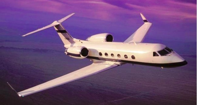 Nah, kalau pemberian dari Tom Cruise untuk mantan istrinya, Katie Holmes yang satu ini pasti akan membuat siapapun iri. Pada 2005, Tom sempat memberikan Katie pesawat Gulfstream jet yang harganya mencapai Rp 273 miliar. Foto: dok. buzznigeria