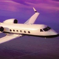 Nah, kalau pemberian dari Tom Cruise untuk mantan istrinya, Katie Holmes yang satu ini pasti akan membuat siapapun iri. Pada 2005, Tom sempat memberikan Katie pesawat Gulfstream jet yang harganya mencapai Rp 273 miliar. Foto: dok. buzznigeria