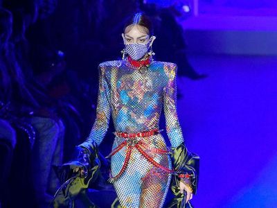 Heboh Virus Corona, Masker-masker Unik Esksis di New York Fashion Week