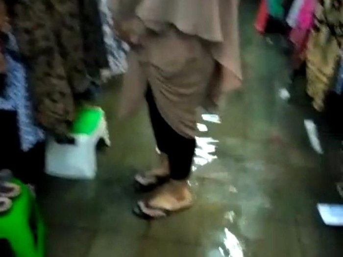 Los pedagang Pasar Beringharjo tergenang air dari luapan saluran air hujan, Jumat (14/2/2020).