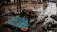 Guna mengantisipasi terjadinya banjir, Sungai Ciliwung pun akan dilebarkan.