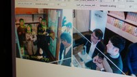 Canggihnya lagi, robot bartender ini dibekali kamera dan kecerdasan buatan (AI) yang bisa memindai emosi traveler. Dia bisa menghibur traveler kalau merasa sedih. (Reuters)