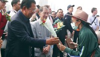 Perdana Menteri Kamboja Hun Sen turut hadir dan memberikan buket bunga kepada salah satu penumpang kapal pesiar Westerdam yang diizinkan turun dari kapal usai hasil pemeriksaan dan tes kesehatan menunjukkan tak ditemukan kasus penyebaran virus corona di atas kapal itu.