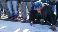 Menurut mereka, jika Ridwan Saidi seorang budayawan dan intelektual, harusnya membuka ruang edukasi bagi masyarakat. Tidak harus membuat kegaduhan dengan ucapan yang sangat menyinggung warga Tatar Galuh. 