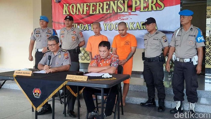 Salah seorang preman sadis di Daerah Istimewa Yogyakarta (DIY) bernama Santang menyerahkan diri ke Polda DIY. Begini tampangnya.