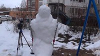 Bukannya lucu seperti di film Frozen, dia malah membangun Pennywise. (artandbis/Instagram)