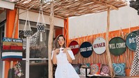 Selain air kelapa, Jennifer juga doyan jamu lho! Ia pun terlihat keren saat minum jamu dengan outfit putih ini. Foto: Instagram jenniferbachdim