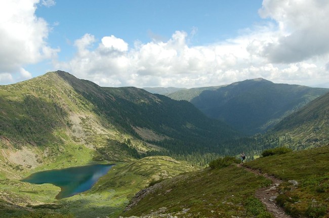 Danau berbentuk hati bisa ditemukan di Hamar-Daban, Rusia. Hamar-Daban atau ada pula yang menyebutnya Chamar-Daban merupakan pegunungan di Selatan Siberia. Foto: iStock