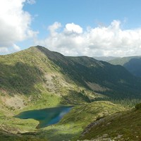 Danau berbentuk hati bisa ditemukan di Hamar-Daban, Rusia. Hamar-Daban atau ada pula yang menyebutnya Chamar-Daban merupakan pegunungan di Selatan Siberia. Foto: iStock
