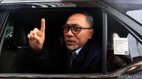 Ketua Umum (Ketum) PAN Zulkifli Hasan meninggalkan gedung KPK usai menjalani pemeriksaan, Jumat (14/2/2020).