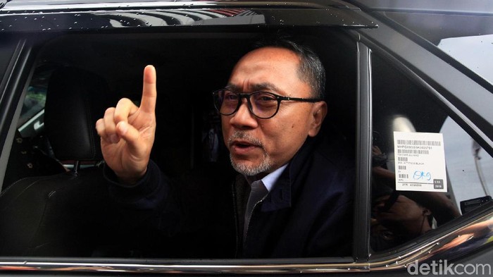 Zulkifli Hasan Selesai Diperiksa KPK Ketum PAN Zulkifli Hasan tinggalkan gedung usai diperiksa KPK. Ia mengaku diperiksa berkaitan dengan pemintaan kebun dari PT Palma Satu.