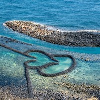 Penghu Islands di Taiwan memiliki memiliki 558 bendungan terbuat dari batu. Salah satunya adalah susunan batu berbentuk hati kembar yang terlihat seperti bertaut. Cantik! Foto: iStock