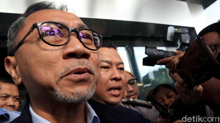 Ketum PAN Zulkifli Hasan tinggalkan gedung usai diperiksa KPK. Ia mengaku diperiksa berkaitan dengan pemintaan kebun dari PT Palma Satu.
