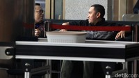 Sahroni tidak berkomentar apapun mengenai kedatangan ke KPK tersebut. Ia hanya melempar senyum kepada awak media saat dimintai keterangan.