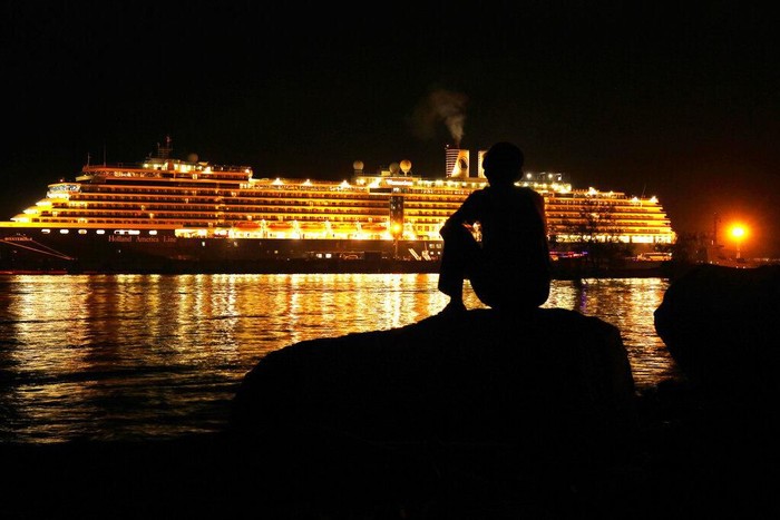 Kapal Pesiar Westerdam Berlabuh di Kamboja Kapal Pesiar Westerdam akhirnya berlabuh di Kamboja usai ditolak sejumlah negara imbas kekhawatiran virus corona. Para penumpang kapal itu diizinkan untuk turun
