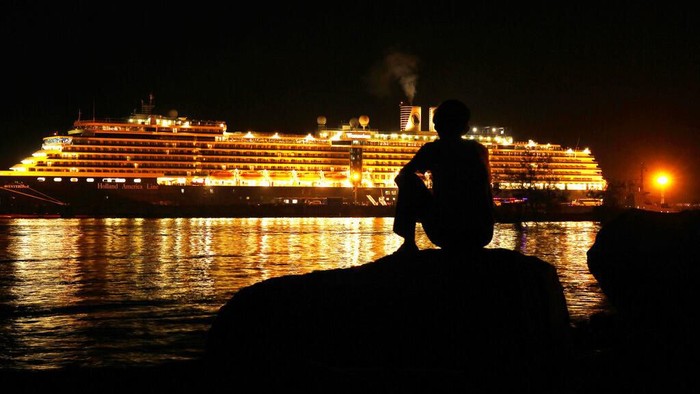 Kapal Pesiar Westerdam Berlabuh di Kamboja Kapal Pesiar Westerdam akhirnya berlabuh di Kamboja usai ditolak sejumlah negara imbas kekhawatiran virus corona. Para penumpang kapal itu diizinkan untuk turun