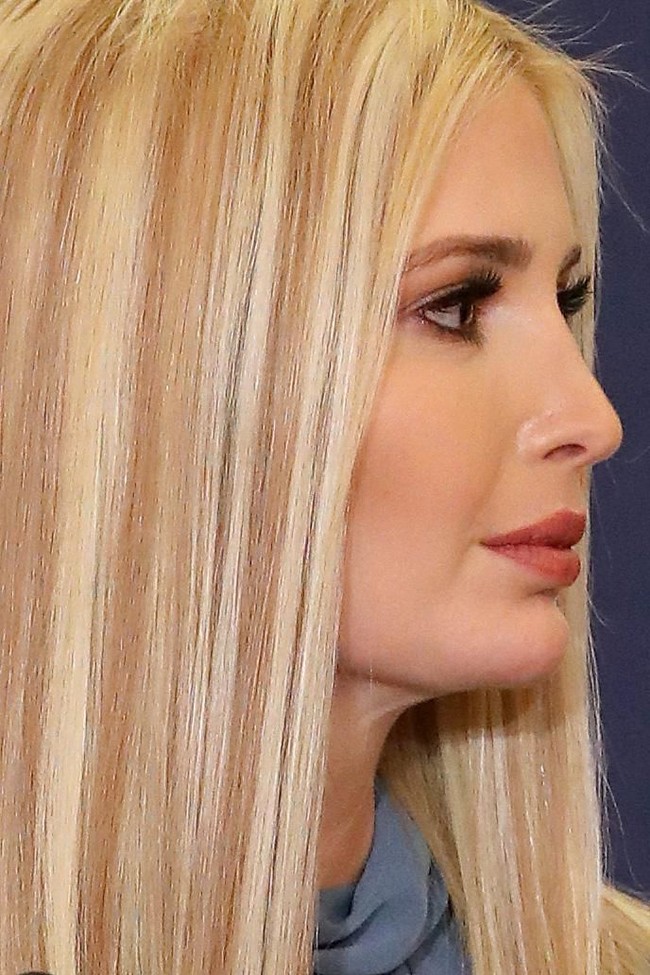Penampilan teranyar Ivanka Trump ini lantas menambah evolusi gaya rambutnya. Sejak ayahnya menjabat sebagai orang nomor satu di AS pada 2017, Ivanka Trump memiliki rambut yang lebih pirang dari sebelumnya. InStyle mengabarkan, Ivanka cukup kerap mengeksplorasi gaya rambut, dari pirang kecoklatan sampai pirang platinum. (Foto: Chip Somodevilla/Getty Images)