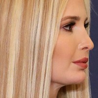 Penampilan teranyar Ivanka Trump ini lantas menambah evolusi gaya rambutnya. Sejak ayahnya menjabat sebagai orang nomor satu di AS pada 2017, Ivanka Trump memiliki rambut yang lebih pirang dari sebelumnya. InStyle mengabarkan, Ivanka cukup kerap mengeksplorasi gaya rambut, dari pirang kecoklatan sampai pirang platinum. (Foto: Chip Somodevilla/Getty Images)