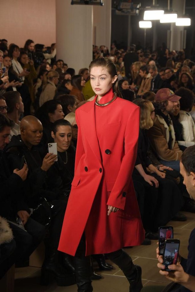 Gigi Hadid kemudian melenggang di fashion show Proenza Schouler pada 10 Februari 2020. Kakak Bella Hadid itu memeragakan blazer dress merah koleksi musim gugur 2020 dari Proenza Schouler. Foto: Getty Images