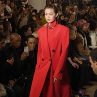 Gigi Hadid kemudian melenggang di fashion show Proenza Schouler pada 10 Februari 2020. Kakak Bella Hadid itu memeragakan blazer dress merah koleksi musim gugur 2020 dari Proenza Schouler. Foto: Getty Images