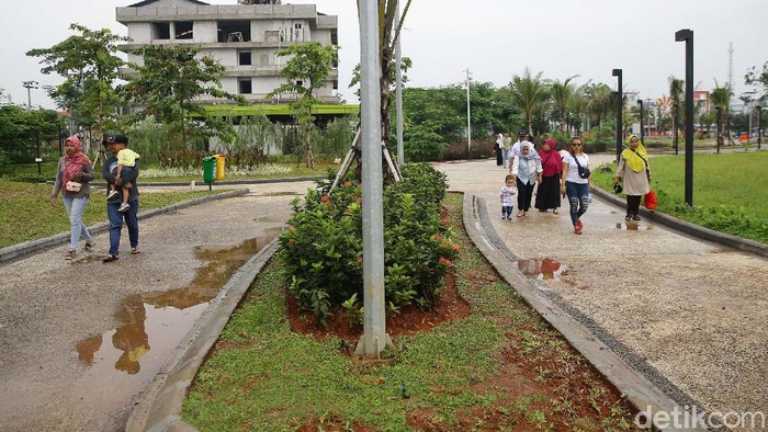 Anak-anak menikmati fasilitas di Alun-alun Kota Depok, Jabar, Jumat (14/2). Kehadiran Alun-alun memberikan ruang untuk anak-anak beraktivitas di luar ruangan.