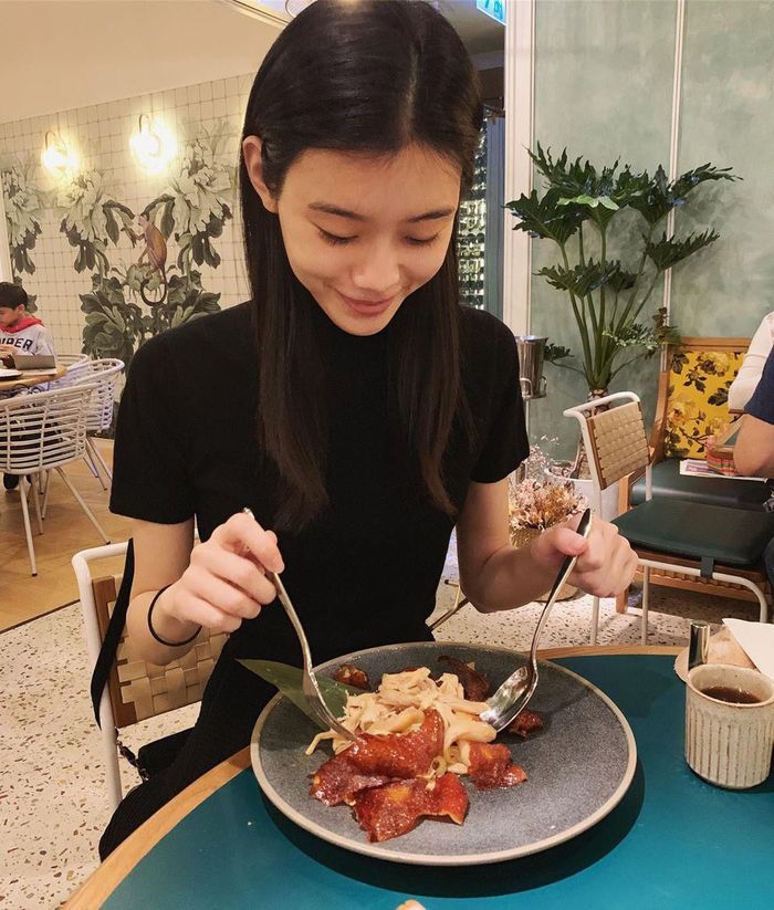 Pesona Ming Xi, Model Victoria Secret Saat Makan Pizza dan Es Krim Foto 4