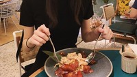 Meski menjadi model, Ming masih bisa memilih makanan yang ia sukai. Ini posenya saat memakan pasta dengan irisan daging di salah satu restoran. Foto: Instagram @mingxi11