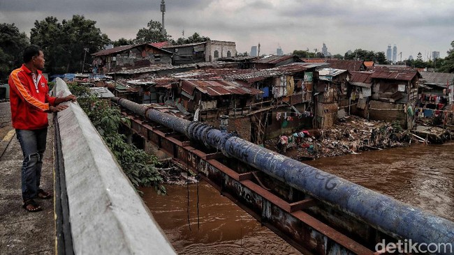 Rupiah Babak Belur, Proyek Antibanjir di Ciliwung Mandek