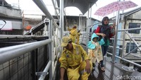 Meski tengah dikerjakan, warga tetap bisa hilir mudik di JPO ini.