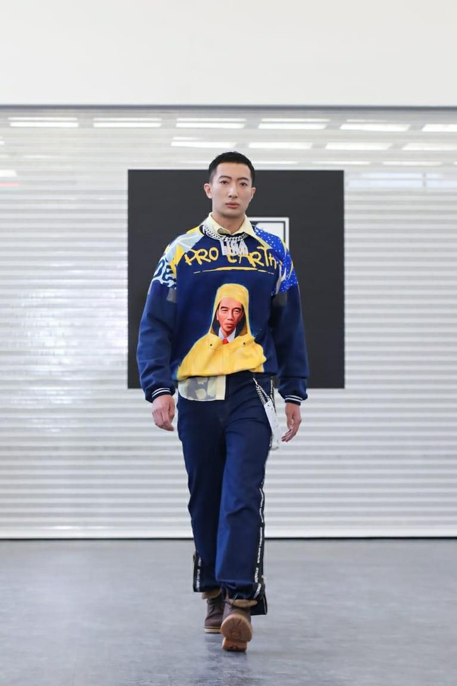 Tidak ketinggalan Presiden Joko Widodo. Foto Jokowi menjadi visual penghias sweater biru bold yang dipakai model pria. Seperti Susi, Jokowi digambarkan memakai jaket berwarna kuning. (Foto: Dok. 2Madison)