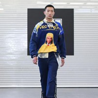Tidak ketinggalan Presiden Joko Widodo. Foto Jokowi menjadi visual penghias sweater biru bold yang dipakai model pria. Seperti Susi, Jokowi digambarkan memakai jaket berwarna kuning. (Foto: Dok. 2Madison)
