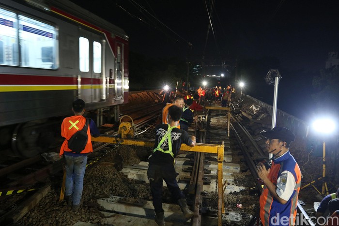 Sejumlah petugas mengangkat bantalan rel saat revitalisasi wesel rel di Stasiun KA Gambir, Jakarta, Jumat (14/2/2020) dinihari.
