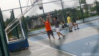 Para remaja bermain bola basket di Alun-alun Kota Depok.