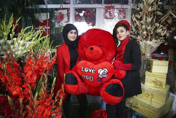 Perayaan Hari Kasih Sayang Tanggal 14 Februari dirayakan sebagai Hari kasih sayang. Berbagai kegiatan pun dilakukan oleh warga di berbagai negara di dunia untuk rayakan Valentine.