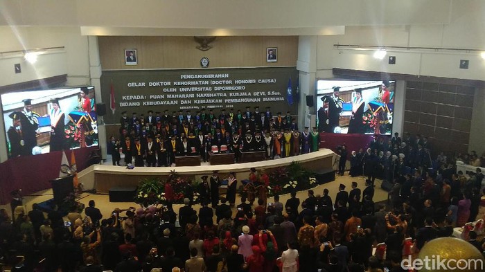 Puan Maharani menerima gelar Honoris Causa Univertas Diponegoro (Undip) Semarang, Jumat (14/2/2020).
