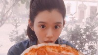 Model cantik berusia 30 tahun tersebut rupanya penggemar berat pizza. Satu pan pizza berukuran besar mampu dia habiskan sendiri. Foto: Instagram @mingxi11
