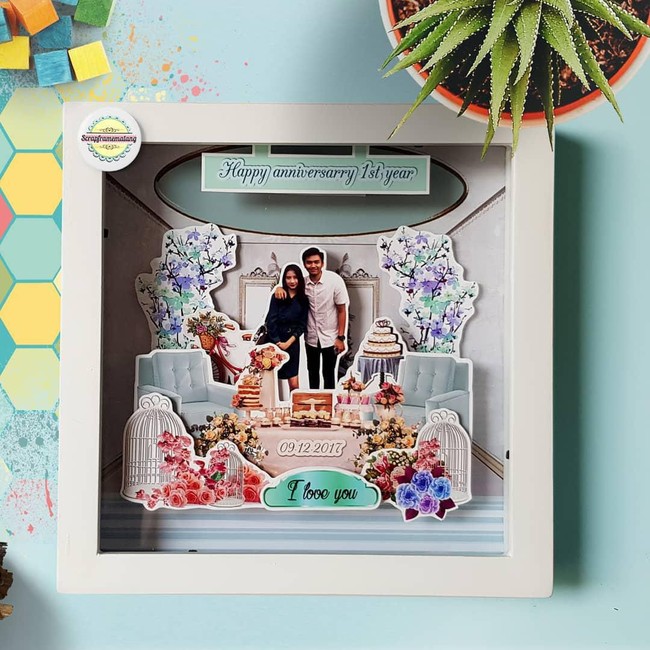 Scrapframe ini juga bisa jadi pilihan. Scrapframe adalah pajangan dinding dengan berbagai macam hiasan ornamen yang dirangkai dalam 1 frame 3D. Cocok untuk kado sahabat, pacar, dan keluarga. Kado ini bisa kamu pesan dengan harga Rp 80.000. Foto: Instagram