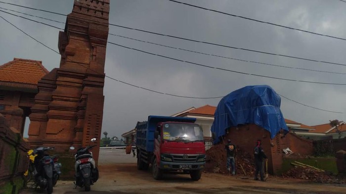 Gapura Pasar Rakyat Senilai Rp 1 Miliar di Mojokerto Mendadak Ambruk