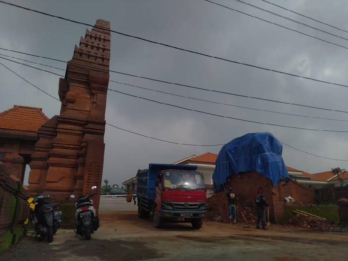 Gapura Pasar Rakyat Senilai Rp 1 Miliar di Mojokerto Mendadak Ambruk