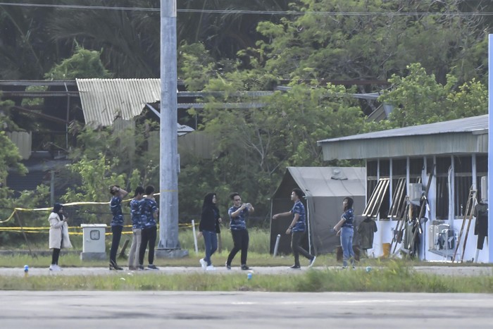 Sejumlah Warga Negara Indonesia (WNI) yang dievakuasi dari Wuhan, Hubei, China melakukan aktivitas menjelang pemulangan di hanggar Pangkalan Udara TNI AU Raden Sadjad, Ranai, Natuna, Kepulauan Riau, Jumat (14/2/2020). Sejumlah WNI mulai membuka masker mereka menjelang berakhirnya masa observasi.  ANTARA FOTO/Muhammad Adimaja/nz.