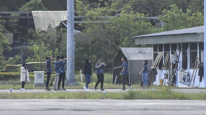 AKTIVITAS WNI MENJELANG PEMULANGAN Sejumlah Warga Negara Indonesia (WNI) yang dievakuasi dari Wuhan, Hubei, China melakukan aktivitas menjelang pemulangan di hanggar Pangkalan Udara TNI AU Raden Sadjad, Ranai, Natuna, Kepulauan Riau, Jumat (14/2/2020). Sejumlah WNI mulai membuka masker mereka menjelang berakhirnya masa observasi. ANTARA FOTO/Muhammad Adimaja/nz.