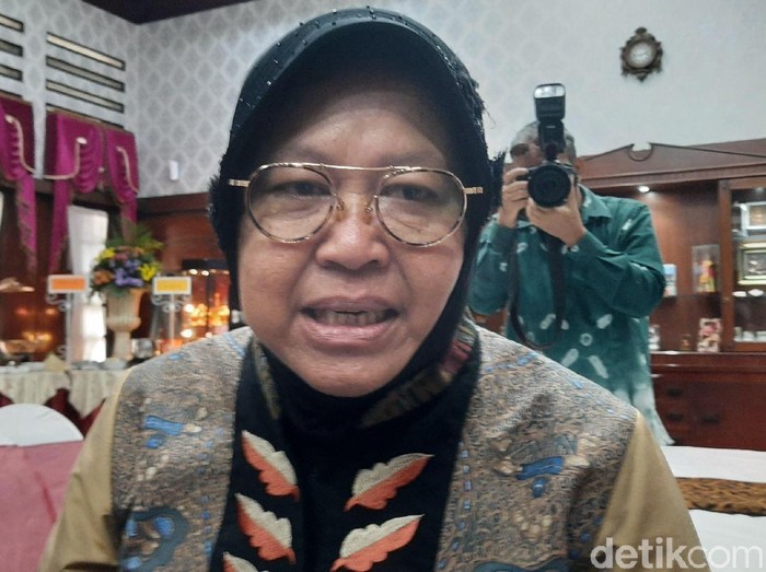 Wali Kota Surabaya Tri Rismaharini berbagi tips bermedia sosial. Sebab menurutnya, medsos dapat menimbulkan rasa jauh pada orang yang sebenarnya dekat.