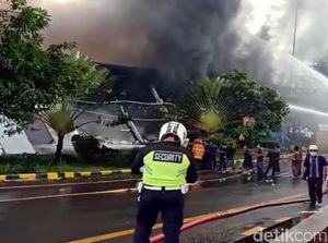 Pabrik Kosmetik Terbakar, Polisi: Percikan Api Sambar Botol Isi Cairan